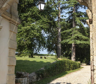 À Saint-Philippe d'Aiguilhe, un jardin fleuri et des cèdres centenaires à admirer